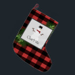 Calcetín Navideño Grande Bromeo de búfalo rojo de nieve<br><div class="desc">Añada un toque festivo a su manto de chimenea esta temporada navideña con un Snowman Red Buffalo Plaid Stocking. El diseño de Stocking design incluye una caja adornada con ramas de pino y un encantador muñeco de nieve sobre un fondo de manto de búfalo con un espacio que puedes añadir...</div>