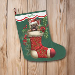Calcetín Navideño Grande Bulldog francés lindo cachorro picando<br><div class="desc">Este caldo de leña tiene la imagen de un adorable cachorro de Bulldog francés que asoma a un caldo rojo ornamentado. La imagen está rodeada de bayas rojas, flores de tiburón y flores de poinsettia, y se coloca sobre un fondo verde Navidad. Un diseño de borde blanco de vieiras bordeado...</div>