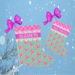 Calcetín Navideño Grande Cañones de cándalo rosado dulce verde morado perso<br><div class="desc">Personaliza a estos dulces Navidades morados, verdes y rosas con el nombre de alguien especial! Esta temporada de vacaciones. ¡Piensa en Candy Canes! ¡Piensa en Rosa y en Púrpura! Estos dos atractivos colores de moda se combinan para hacer que su decoración de vacaciones sea realmente pop. Flores de época se...</div>