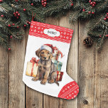 Calcetín Navideño Grande Chocolate Labrador Recuperar regalos de cachorros<br><div class="desc">La parte delantera de esta caldera de Navidad muestra una imagen de un adorable cachorro de la recuperación de chocolate con un sombrero de Santa Claus rojo y blanco sentado frente a los regalos envueltos de los Navidades. El pie y el borde superior son un patrón de copos de nieve...</div>