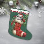 Calcetín Navideño Grande Cuidados Navidades Dalmatian Puppy Peeking<br><div class="desc">Este caldo de leña de Holiday tiene la imagen de un adorable cachorro dálmata mirando desde un caldo rojo ornamentado. La imagen está rodeada de bayas rojas, flores de tiburón y flores de poinsettia, y se coloca sobre un fondo verde Navidad. Un diseño de borde blanco de vieiras bordeado por...</div>