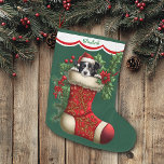 Calcetín Navideño Grande Cute Border Collie Peeking<br><div class="desc">Este caldo de leña tiene la imagen de un adorable perro de la Frontera de Collie en blanco y negro que asoma a una represa roja ornamentada. La imagen está rodeada de bayas rojas, flores de tiburón y flores de poinsettia, y se coloca sobre un fondo verde Navidad. Un diseño...</div>