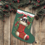 Calcetín Navideño Grande Cute Chihuahua Puppy Peeking<br><div class="desc">Este caldo de leña tiene la imagen de un adorable cachorro negro y moreno de Chihuahua asomando a una represa roja ornamentada. La imagen está rodeada de bayas rojas, flores de tiburón y flores de poinsettia, y se coloca sobre un fondo verde Navidad. Un diseño de borde blanco de vieiras...</div>