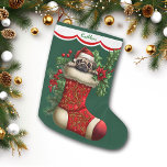 Calcetín Navideño Grande Cute Pug Puppy Peeking<br><div class="desc">Este caldo de leña tiene la imagen de un adorable cachorro Pug asomando a un erudito caldo rojo. La imagen está rodeada de bayas rojas, flores de tiburón y flores de poinsettia, y se coloca sobre un fondo verde Navidad. Un diseño de borde blanco de vieiras bordeado por rojo sostiene...</div>