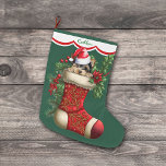 Calcetín Navideño Grande Cute Yorkshire Terrier Dog Peeking<br><div class="desc">Este caldo de leña de Holiday tiene la imagen de un adorable perro de Yorkshire Terrier que mira desde un caldo rojo ornamentado. La imagen está rodeada de bayas rojas, flores de tiburón y flores de poinsettia, y se coloca sobre un fondo verde Navidad. Un diseño de borde blanco de...</div>