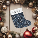 Calcetín Navideño Grande Elegantes copos de nieve de la época azul<br><div class="desc">Elegante papel de las medias de Navidad Blue Vintage Snowflakes con un hermoso patrón de copos de nieve azules, blancos y dorados inspirados en la cosecha con tu nombre o detalles personalizados. Perfecto para todas tus vacaciones. Si necesita ayuda con el diseño o productos coincidentes, póngase en contacto con nosotros...</div>