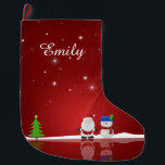 Calcetín Navideño Grande Feliz Navidad Snowman y Santa<br><div class="desc">Un lindo ilustracion de Navidades con un muñeco de nieve,  Santa Claus,  un árbol de Navidad,  nieve y estrellas de fondo rojo.</div>