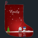 Calcetín Navideño Grande Feliz Navidad Snowman y Santa<br><div class="desc">Un lindo ilustracion de Navidades con un muñeco de nieve,  Santa Claus,  un árbol de Navidad,  nieve y estrellas de fondo rojo.</div>
