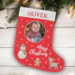 Calcetín Navideño Grande Foto de Snowman Reindeer Gingerbread Snowflake<br><div class="desc">Un Hombre De Pan De Nieve Con Rata De Nieve. Foto De Grandes Navidades Resistiéndose. Un lindo Navidad con un hombre de nieve bonito,  reno y pan de jengibre sobre un fondo rojo con copos de nieve blancos. Añade tu nombre y foto.</div>