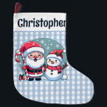 Calcetín Navideño Grande Gingham Santa Y Snowman De Color Azul Y Blanco<br><div class="desc">Navidades clásicos de gingham azules y blancos. En una banda blanca situada en la parte superior del stock hay una plantilla de texto negro en la parte delantera para agregar un nombre y una plantilla en la parte posterior para agregar el mensaje de sus Navidades. En la parte delantera hay...</div>