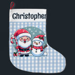 Calcetín Navideño Grande Gingham Santa Y Snowman De Color Azul Y Blanco<br><div class="desc">Navidades clásicos de gingham azules y blancos. En una banda blanca situada en la parte superior del stock hay una plantilla de texto negro en la parte delantera para agregar un nombre y una plantilla en la parte posterior para agregar el mensaje de sus Navidades. En la parte delantera hay...</div>