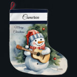 Calcetín Navideño Grande Guitarra Cute Snowman personalizada<br><div class="desc">¡Trae alegría de vacaciones a tu casa con nuestros Cute Snowman Guitar Grandes Navidades! Ideal para regalos y regalos,  es una deliciosa adición a tus festividades. ¡Personaliza con ese nombre y año especial para un maravilloso mantenimiento! Diseños exclusivos creados sólo para ti desde My Baby Boutique!</div>