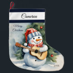 Calcetín Navideño Grande Guitarra Cute Snowman personalizada<br><div class="desc">¡Trae alegría de vacaciones a tu casa con nuestros Cute Snowman Guitar Grandes Navidades! Ideal para regalos y regalos,  es una deliciosa adición a tus festividades. ¡Personaliza con ese nombre y año especial para un maravilloso mantenimiento! Diseños exclusivos creados sólo para ti desde My Baby Boutique!</div>