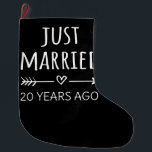 Calcetín Navideño Grande Hace sólo 20 años de estar casada<br><div class="desc">Diseño bonito, perfecto para todo aquel que haya estado casado durante 20 años y para una ceremonia de renovación de la promesa boda. ¡Es un gran conjunto para las parejas! Cita de 'Acabo de casar hace 20 años' para una pareja que se casó hace 20 años o una pareja que...</div>