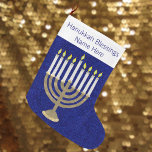 Calcetín Navideño Grande Hanukkah Gold Menorah Elegant Chrismukkah<br><div class="desc">Este elegante diseño de Menorah en tonos dorados suaves, blanco y rico azul marino convierte a este Navidad en un caldo de chrismukkah! Perfecto para familias interreligiosas que mezclan sus vacaciones, este encantador hanukkah se puede colgar junto a la chimenea con cuidado durante ocho días y noches. Mi arte original...</div>