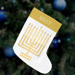 Calcetín Navideño Grande Hanukkah Menorah Tono de oro elegante moderno<br><div class="desc">Personalice este elegante y moderno estilo Hanukkah Menorah y añada un nombre en blanco al diseño dorado "cuff". El diseño es elegante y simple con mi estilo cuadrado original Menorah en oro falso en blanco y una fuente simple pero interesante para el nombre. Ya sea que celebres Chanuka y quieras...</div>