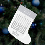Calcetín Navideño Grande Hanukkah Menorah Tono Plateado Elegante Moderno<br><div class="desc">Personalice este elegante y moderno estilo Hanukkah Menorah y añada un nombre en blanco al diseño "puff" de tono plateado. El diseño es elegante y simple con mi estilo cuadrado original Menorah en plata falsa en blanco y un tipo de letra simple pero interesante para el nombre. Ya sea que...</div>
