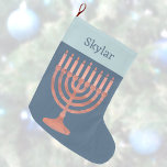 Calcetín Navideño Grande Hanukkah Rustic Menorah Cute Kids Chrismukkah<br><div class="desc">Para los niños de familias mixtas, estas medias personalizadas de "Navidades" de Hanukkah unen a las religiones. Diseñadas con un rico fondo azul oscuro y un diseño impreso en azul claro claro "cuff", estas medias de vacaciones cuentan con una falsa menorah de madera y el nombre del niño (¡o adulto!)...</div>