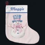 Calcetín Navideño Grande Hombre de nieve con sombrero superior de damasco a<br><div class="desc">Este Navidad presenta un diseño grandilocuente con un muñeco de nieve con un sombrero blanco y azul Damasco sobre un fondo rosa rubor. Se puede personalizar con un nombre en una fuente cursiva azul marino.</div>