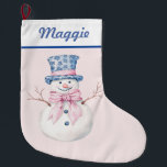 Calcetín Navideño Grande Hombre de nieve con sombrero superior de damasco a<br><div class="desc">Este Navidad presenta un diseño grandilocuente con un muñeco de nieve con un sombrero blanco y azul Damasco sobre un fondo rosa rubor. Se puede personalizar con un nombre en una fuente cursiva azul marino.</div>