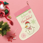 Calcetín Navideño Grande Hombre de nieve cree en la magia<br><div class="desc">Un lindo Navidad que se abastece para colgar del mantel de un muñeco de nieve con un sombrero de santa y nariz de zanahoria en rosa,  rojo y verde con la frase - ¡Crean en la magia de los Navidades!</div>