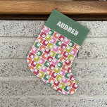 Calcetín Navideño Grande Impresión geométrica retro personalizada de los añ<br><div class="desc">Añade algo de alegría a los regalos de tus Navidades con este patrón de medias con un sencillo patrón geométrico en una paleta de colores retro de los años 70 de rojo, verde limón, naranja, rosa y verde sobre un fondo blanco. Su nombre aparece en la parte superior con letras...</div>