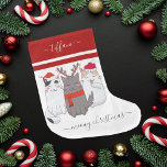 Calcetín Navideño Grande Meowy Navidades 3 gatos festivos<br><div class="desc">Celebra las vacaciones al verdadero estilo de los amantes del gato con nuestros "Navidades Meowy 3 gatos festivos grandes Navidades parados". Esta caleta contiene tres adorables gatos personalizados, cada uno vestido con lo mejor de sus vacaciones. Uno lleva un sombrero de Papá Noel, el otro coge en un gorra rojo...</div>