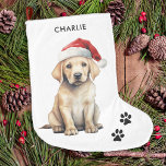 Calcetín Navideño Grande Navidades de amantes de los perros personalizados<br><div class="desc">Si eres un amante del labrador amarillo recuperador, entonces esta temporada de vacaciones, definitivamente querrás echar un vistazo a nuestra colección festiva de tarjetas y regalos. Con un adorable laboratorio amarillo con un sombrero Santa, nuestras tarjetas seguramente pondrán una sonrisa en la cara de cualquiera que las reciba. Nuestros ornamentos...</div>