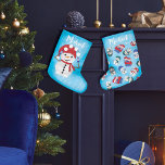 Calcetín Navideño Grande Navidades de Snowman en Winter Wonderland<br><div class="desc">Transforme su decoración de vacaciones con nuestros encantadores Navidades "Snowman's Winter Wonderland". Esta deliciosa reserva es una adición cautivadora a su ambiente festivo, con un diseño lúdico que resume el encanto de la temporada de Navidades. En la parte delantera de la reserva encontramos a un caprichoso muñeco de nieve, vestido...</div>