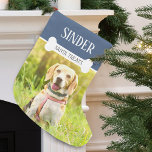 Calcetín Navideño Grande Nombre de foto de perro divertido personalizado<br><div class="desc">A tu perro le encantarán estos Navidades divertidos que se hacen personalizados sólo para él. El caldo presenta a sus mascotas personalizar el nombre con un hueso de perro blanco que sobrepone las palabras "Santa trata". Agradable, festivo y con mucho espacio para las golosinas. ... . un Navidad de existencias...</div>