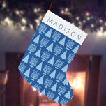 Calcetín Navideño Grande Nombre de los niños malcriados de moras azul inter<br><div class="desc">Crea tus propios Navidades personalizados de Menorah azul claro y patrón de árbol de navidad, almacenando como un cruce perfecto para las celebraciones de Chrismukkah y Hanukkah. Los Navidades clásicos que se abastecen con los símbolos icónicos de los Navidades y de Hanukkah en azul pálido son adorables para niños y...</div>