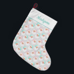 Calcetín Navideño Grande Pastel Santa Claus enfrenta vintage Navidad<br><div class="desc">Este Navidad de estilo vintage propone ilustraciones retro de Santa Claus con rostros vestidos con bonito verde menta y sombreros de Santa Rosa pastel sobre un fondo gris de paloma. Hay un punto en la parte superior para agregar un nombre en la coordinación de escritura verde o cursiva.</div>