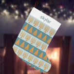 Calcetín Navideño Grande Patrón de franjas de feriado azul de oro de merry<br><div class="desc">Este Navidad personalizado de patrón de rayas falsas de oro y azul pastel es un cruce perfecto para las celebraciones de Chrismukkah y Hanukkah. Diseñado con celebraciones interreligiosas y familias mixtas, este personalizado de vacaciones cuenta con combinaciones de rayas azul pastel con Menorahs dorados y azul profundo con árboles navideños...</div>
