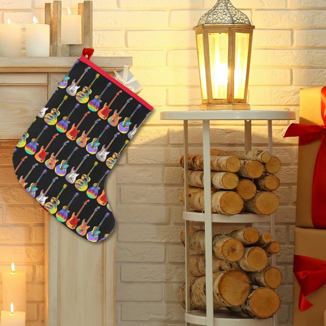 Calcetín Navideño Grande Patrón de guitarra colorido sobre negro (Christmas guitars wearing santa hats pattern on black holiday stocking guitarist musician music )
