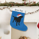 Calcetín Navideño Grande Perro negro de laboratorio con Navidades Santa Hat<br><div class="desc">Este adorable diseño de perro de laboratorio negro presenta una silueta de labrador negro que recupera el perro usando un sombrero santa de navidades rojos y blancos. Personaliza con tu propio texto - tu nombre, saludos de navidad, el nombre de tu perro, etc. Esto hace un diseño bonito y festivo...</div>
