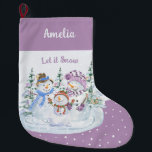 Calcetín Navideño Grande Que nieve Feliz Snowman Family Lavanda<br><div class="desc">Navidades personalizados descansando con la escena de hombres de nieve Let it Snow sobre el fondo de lavanda y nieve. Este bonito diseño acuático cuenta con una feliz familia de hombres de nieve y de navidad y se puede personalizar con un nombre.</div>