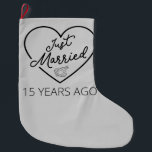 Calcetín Navideño Grande Recién casado hace 15 años III<br><div class="desc">Diseño bonito, perfecto para todo aquel que haya estado casado durante 15 años y para una ceremonia de renovación de la promesa boda. ¡Es un gran conjunto para las parejas! Cita de 'Acabo de casar hace 15 años' para una pareja que se casó hace 15 años o una pareja que...</div>
