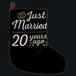 Calcetín Navideño Grande Recién casado hace 20 años II<br><div class="desc">Diseño bonito, perfecto para todo aquel que haya estado casado durante 20 años y para una ceremonia de renovación de la promesa boda. ¡Es un gran conjunto para las parejas! Cita de 'Acabo de casar hace 20 años' para una pareja que se casó hace 20 años o una pareja que...</div>