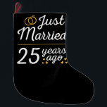 Calcetín Navideño Grande Recién casado hace 25 años II<br><div class="desc">Diseño bonito, perfecto para todo aquel que haya estado casado durante 25 años y para una ceremonia de renovación de la promesa boda. ¡Es un gran conjunto para las parejas! Cita de 'Acabo de casar hace 25 años' para una pareja que se casó hace 25 años o una pareja que...</div>
