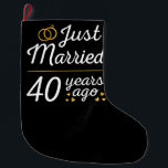 Calcetín Navideño Grande Recién casado hace 40 años II<br><div class="desc">Diseño bonito, perfecto para todo aquel que haya estado casado durante 40 años y para una ceremonia de renovación de la promesa boda. ¡Es un gran conjunto para las parejas! Cita de 'Acabo de casar hace 40 años' para una pareja que se casó hace 40 años o una pareja que...</div>