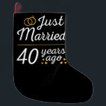 Calcetín Navideño Grande Recién casado hace 40 años II<br><div class="desc">Diseño bonito, perfecto para todo aquel que haya estado casado durante 40 años y para una ceremonia de renovación de la promesa boda. ¡Es un gran conjunto para las parejas! Cita de 'Acabo de casar hace 40 años' para una pareja que se casó hace 40 años o una pareja que...</div>