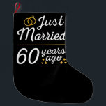 Calcetín Navideño Grande Recién casado hace 60 años II<br><div class="desc">Diseño bonito, perfecto para todo aquel que haya estado casado durante 60 años y para una ceremonia de renovación de la promesa boda. ¡Es un gran conjunto para las parejas! Cita de 'Acabo de casar hace 60 años' para una pareja que se casó hace 60 años o una pareja que...</div>
