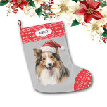 Calcetín Navideño Grande Santa Hat Shetland Sheepdog Snowflake Border<br><div class="desc">La parte delantera de esta reserva de vacaciones muestra una imagen de un perro pastor de Shetland usando un sombrero de Santa. La imagen se coloca sobre un fondo gris plateado, y el pie y el borde superior son un patrón de copos de nieve rojo y blanco. En el borde...</div>