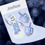 Calcetín Navideño Grande Snowman Dreidels Hanukkah Para Los Niños Chrismukk<br><div class="desc">Fácil de personalizar, esta población de Hanukkah es genial para las familias interconfesionales que celebran tanto a los Navidades como a los haanukkah. El muñeco de nieve judío ondulado y alegre se sitúa sobre un fondo de azul pastel pálido, junto con las ondulaciones a juego en blues blues y un...</div>