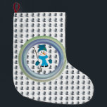 Calcetín Navideño Grande Snowman Golfer Swing<br><div class="desc">Disfrute de una encantadora Navidad con una escena de invierno adornada con un jugador de golf de snowman vestido con un gorra azul y mitones, listos para una ronda de golf con su club de hierro y sus bolas de golf. Un juego de fondo de bola de golf. Es un...</div>