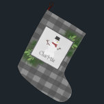 Calcetín Navideño Grande Snowman Grey Buffalo Tapado<br><div class="desc">Añada un toque festivo a su manto de chimenea esta temporada navideña con un Snowman Gray Buffalo Plaid Stocking. El diseño de Stocking design incluye una caja adornada con ramas de pino y un encantador muñeco de nieve sobre un fondo de manto de búfalo con un espacio que puedes añadir...</div>