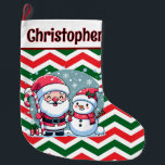 Calcetín Navideño Grande Testigo rojo, verde, blanco de Santa Chevron y muñ<br><div class="desc">Los Navidades se abastecen con un patrón de chevron rojo, verde y blanco en la parte delantera y trasera. En una banda blanca situada en la parte superior del stock hay una plantilla de texto negro en la parte delantera para agregar un nombre y una plantilla en la parte posterior...</div>