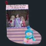 Calcetín Navideño Grande Tu foto/texto Morado Rosa Rosa Rosa Rosa Tiras de<br><div class="desc">Divertido y caprichoso, este diseño puede ser para niños o adultos y le dará un toque colorido a su casa. Tenga en cuenta que NO se utiliza ningún purpurina real. Todos los acentos de purpurina y encaje se hacen digitalmente dentro de las obras de arte. Para añadir su propia foto,...</div>