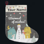 Calcetín Navideño Grande Vintage Snowman | Monograma más cálido de los dese<br><div class="desc">Encantadora escena navideña con una familia de hombres de nieve, conejito, pájaros y un pequeño árbol de Navidad en la nieve. El entorno es muy agradable, con un estilo de pizarra y una escena de invierno. ¡Unas impresionantes medias de Navidad para todas las edades! Haga sus vacaciones especiales con su...</div>