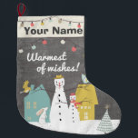 Calcetín Navideño Grande Vintage Snowman | Monograma más cálido de los dese<br><div class="desc">Encantadora escena navideña con una familia de hombres de nieve, conejito, pájaros y un pequeño árbol de Navidad en la nieve. El entorno es muy agradable, con un estilo de pizarra y una escena de invierno. ¡Unas impresionantes medias de Navidad para todas las edades! Haga sus vacaciones especiales con su...</div>